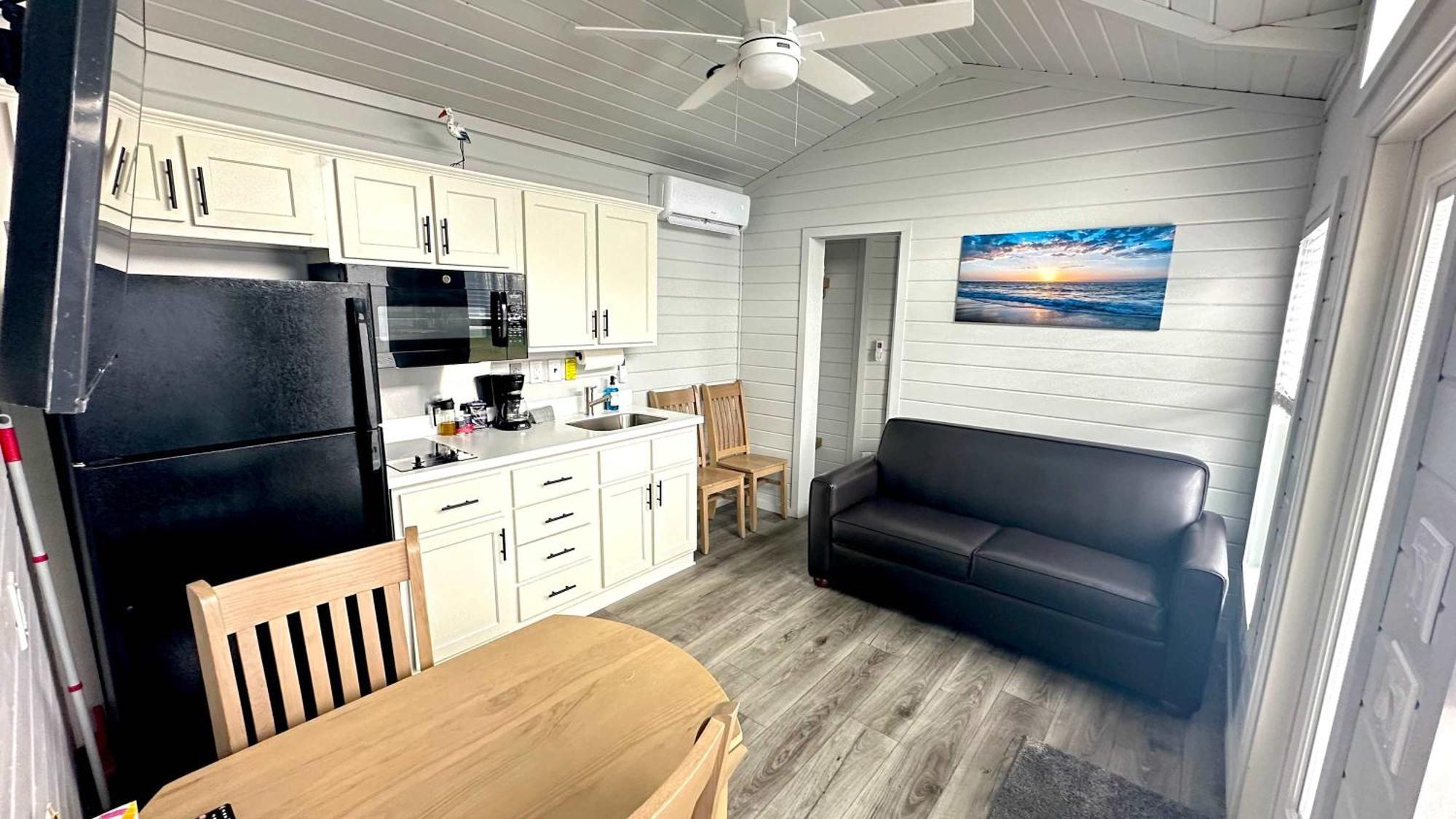 1 Mile To Family Friendly 2 Bdrm Comfy Beds