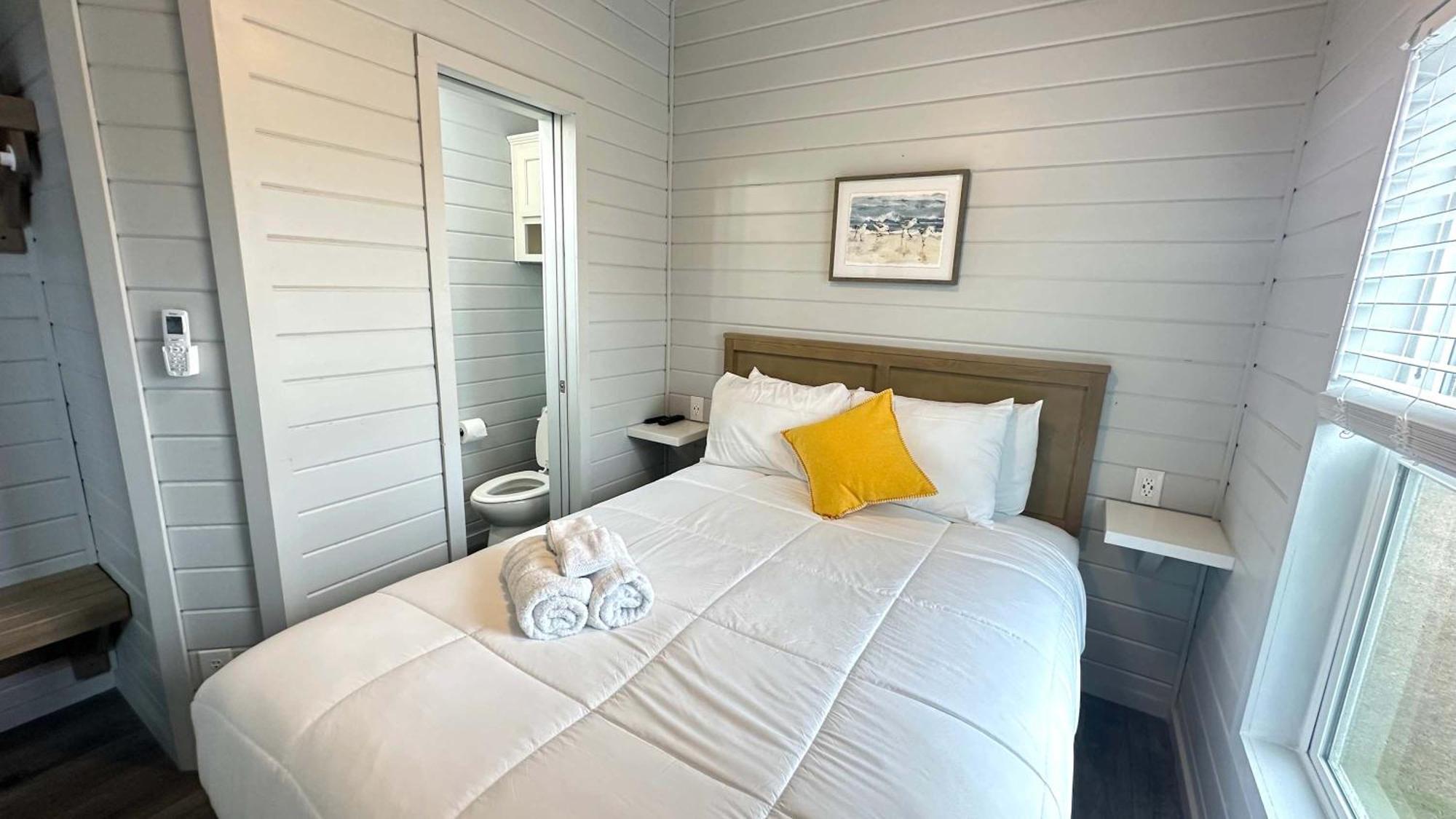 1 Mile To Family Friendly 2 Bdrm Comfy Beds *