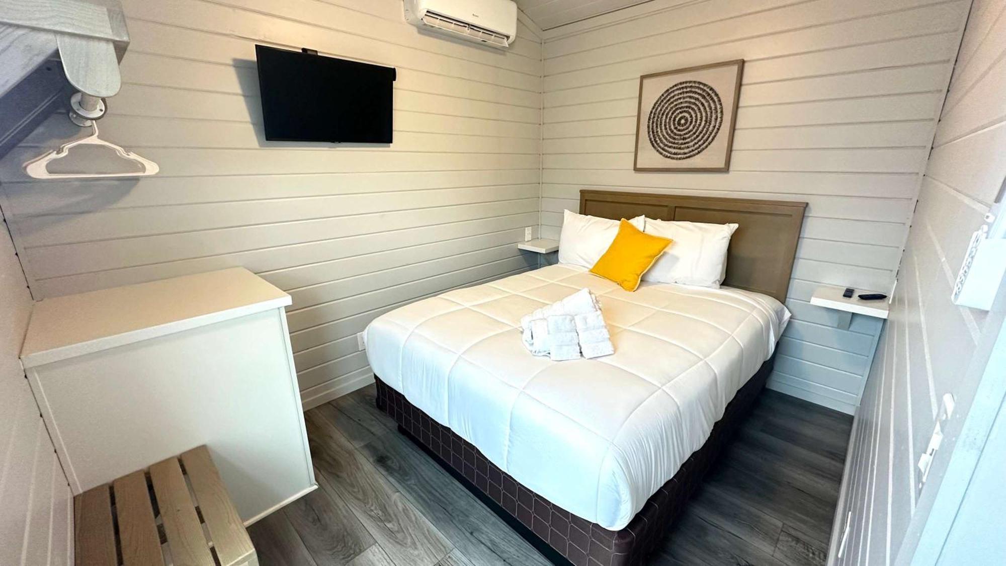1 Mile To Family Friendly 2 Bdrm Comfy Beds *